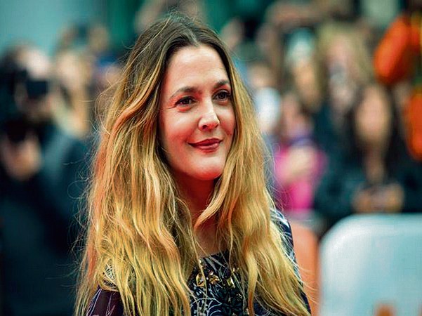 Drew Barrymore has apologised to television and film writers over her decision to resume production on her talk show