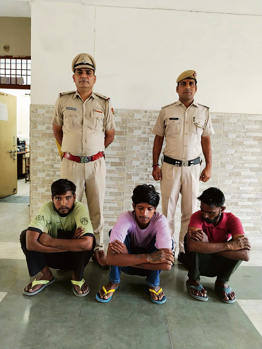 Three arrested for snatching chain