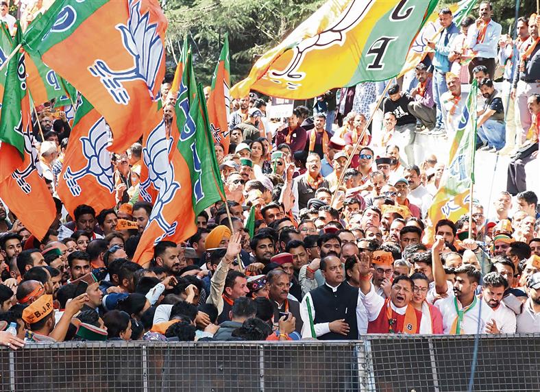Protest turns unruly, BJP workers try to breach barricades in Shimla