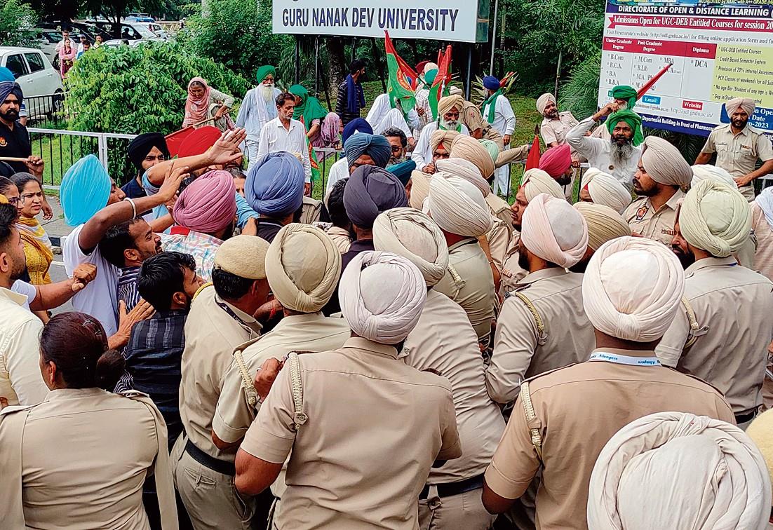 Students hold dharna at varsity, farmer bodies extend support