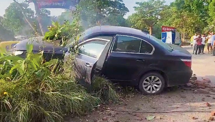 Speeding BMW hits pole in Gurugram