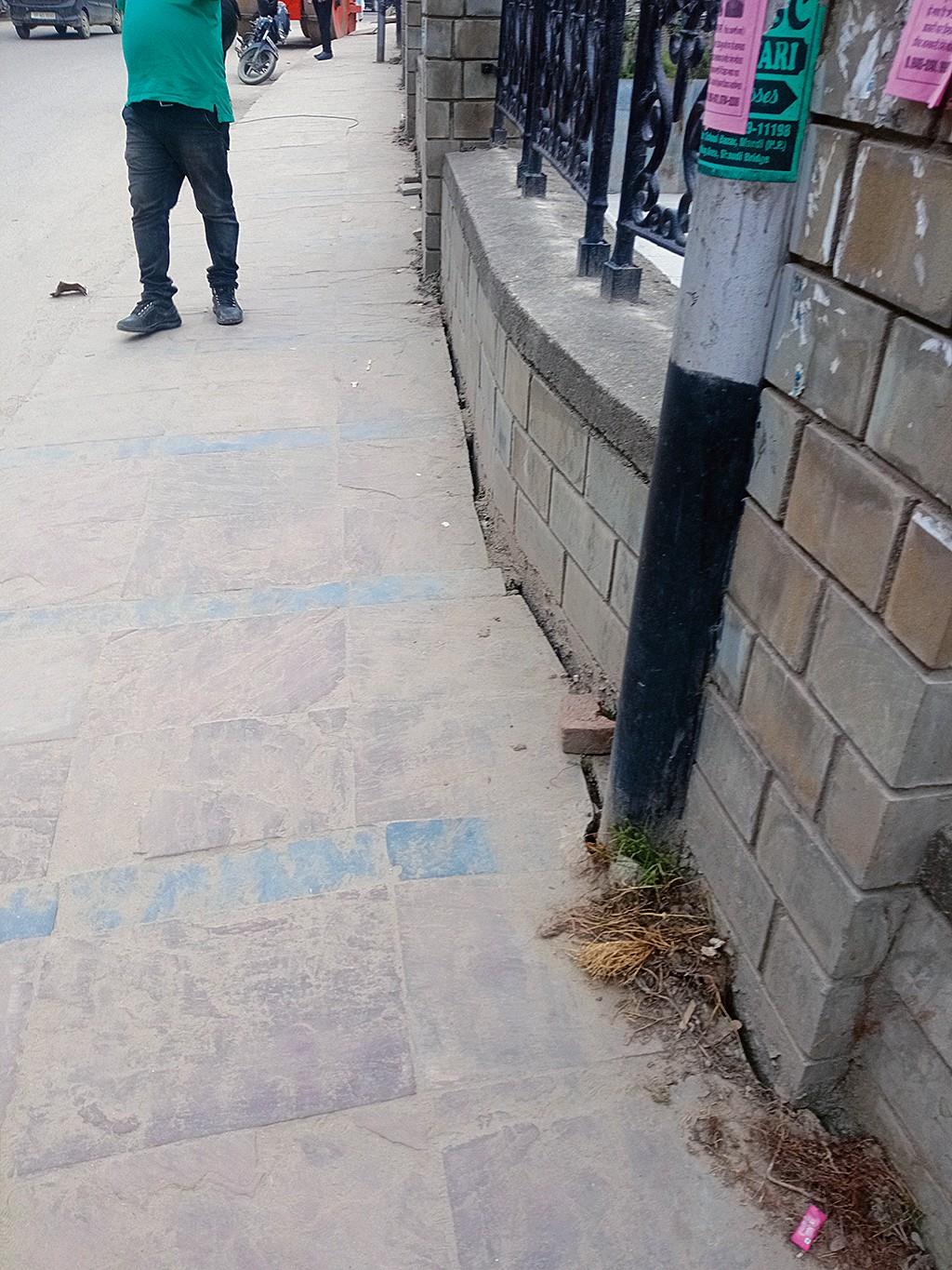 Boundary wall of govt school at Mandi develops cracks