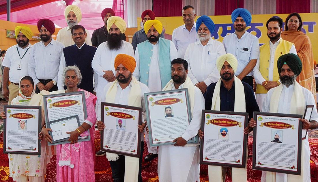Bhagwant Mann honours progressive farmers at PAU fair