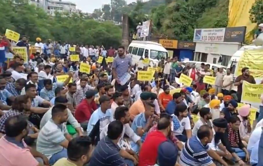Punjab taxi operators protest over recent imposition of taxes at Parwanoo border