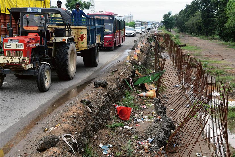 Drain work poses threat to commuters in Dera Bassi