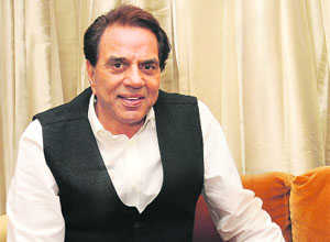 Amid reports of ill health, Dharmendra shares video of 'enjoying holiday in US'