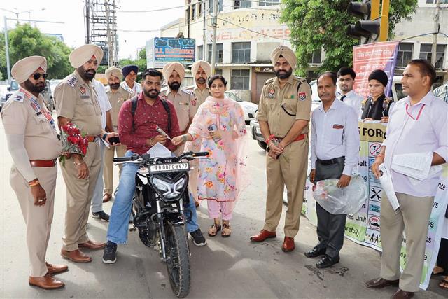Traffic violators greeted with roses by Jalandhar police, requested to obey rules