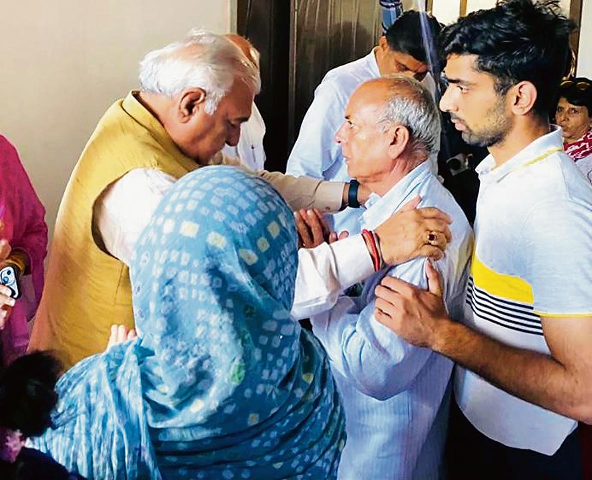 Ex-CM Bhupinder Singh Hooda, Kumari Selja visit Maj Dhonchak’s family