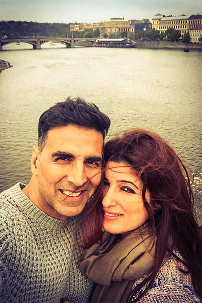 Akshay Kumar Gives A Shoutout To Wife Twinkle Khanna As She Completes Her Masters Degree The 