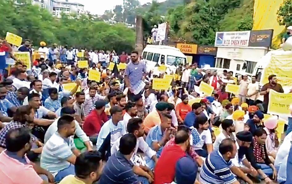 Taxi operators oppose taxes, protest at Parwanoo barrier