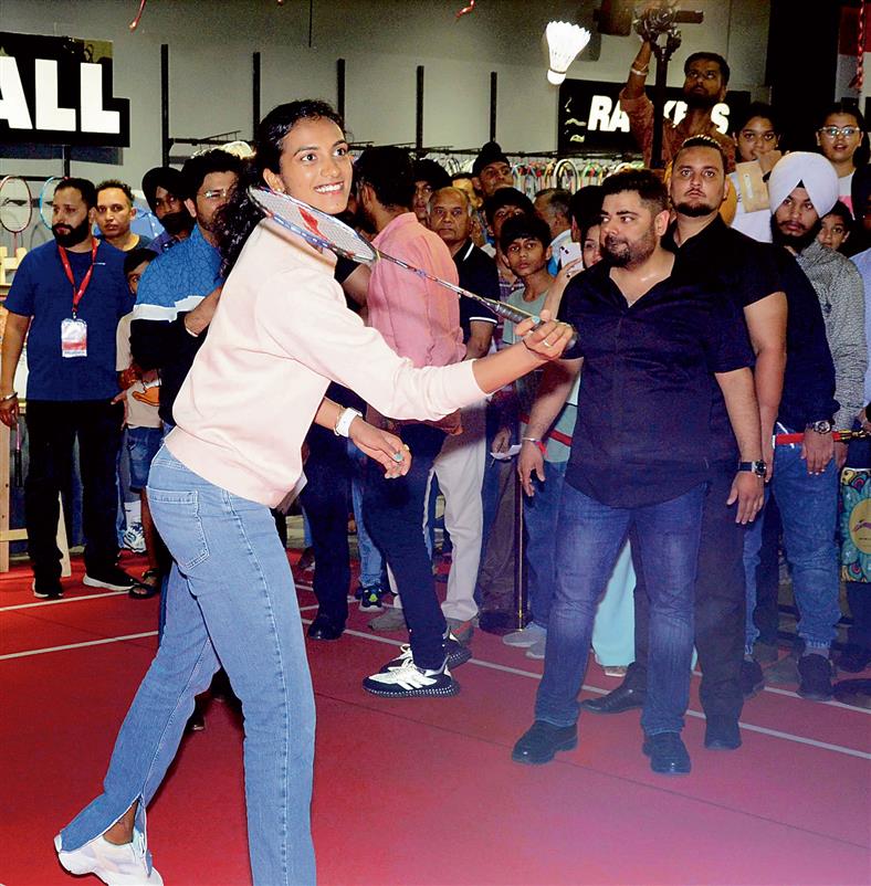 Shuttler PV Sindhu draws crowd at sports market : The Tribune India