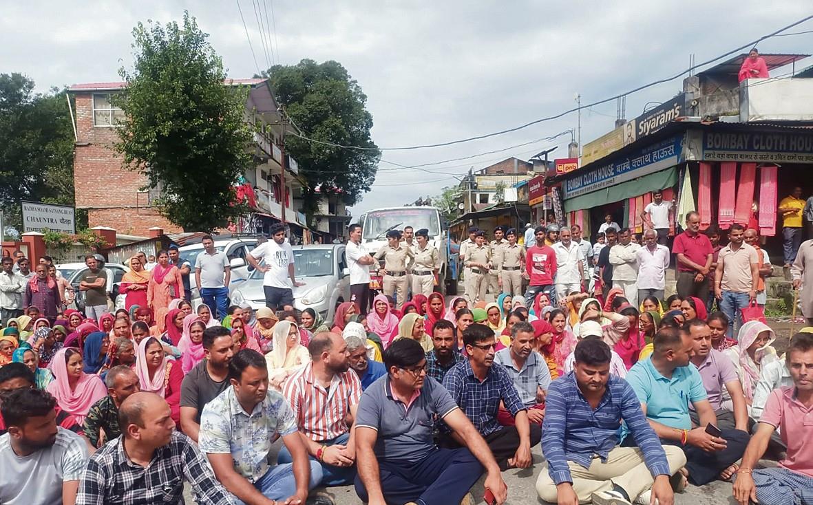 Villagers block Mandi road over girl’s death, accuse father of poisoning her
