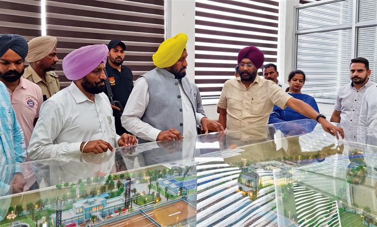 Minister: Civic body chief to probe overcharging at parking lots in Ludhiana