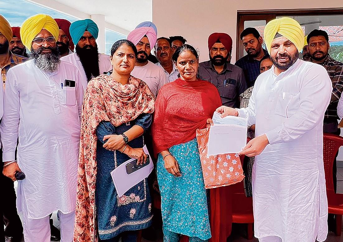 Minister distributes cheques worth Rs 12.5L among flood-hit