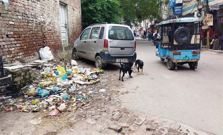 Hygiene goes for toss on Maha Singh road heading to Heritage Street in Amritsar