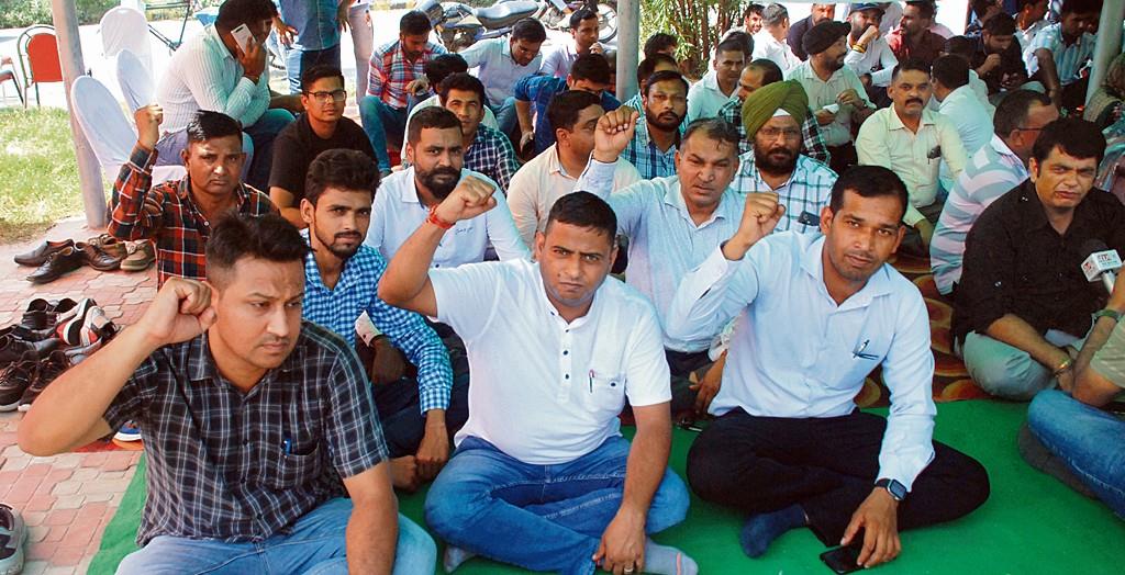 KMC JE thrashed, staff sit on dharna