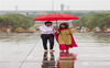 Rishi Sunak, wife Akshata’s ‘Pyaar Hua Iqrar Hua’ moment in Delhi rain