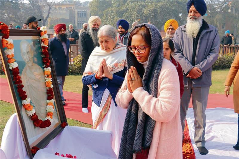 Floral tributes paid to Mahatma Gandhi in Amritsar