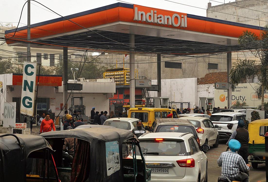 Truckers’ strike leads to panic buying of fuel at Amritsar petrol stations