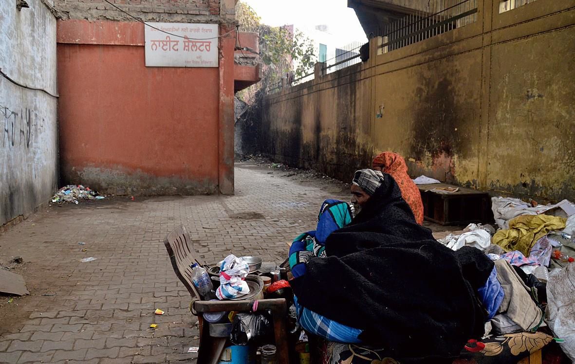 Homeless forced to sleep in open outside shuttered night shelter