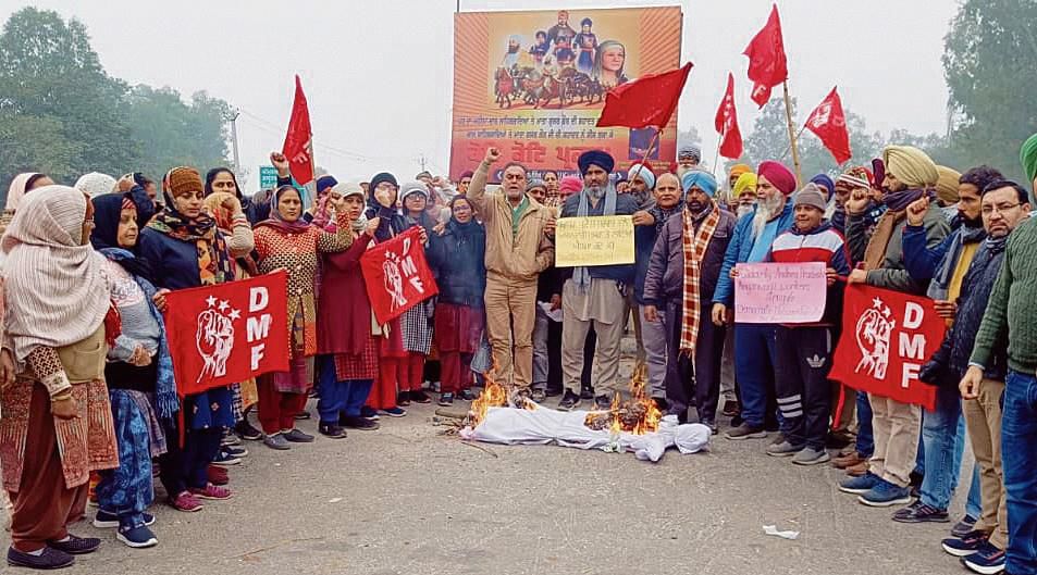 Employees’ union holds protest in solidarity with anganwadi workers