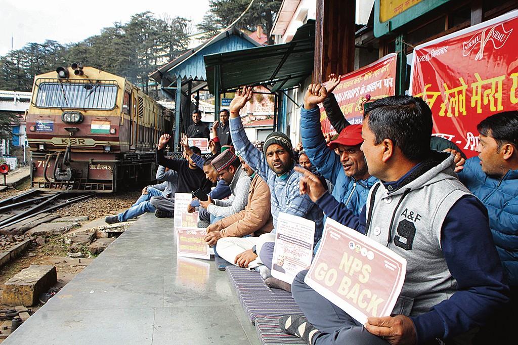Shimla: Railway staff stage protest, seek restoration of OPS