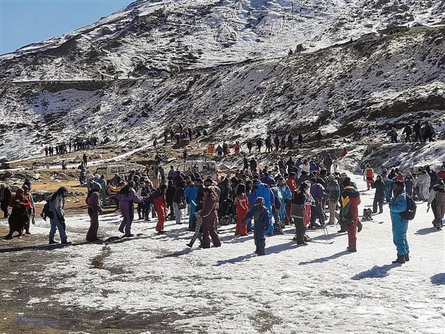 After fresh snow spell, tourists throng Atal Tunnel area beyond Manali in Himachal Pradesh's Kullu