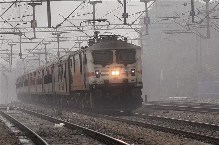 Delhi gets chills as mercury drops to 4.8°C, 11 trains delayed due to dense fog
