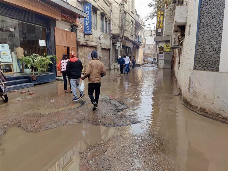 Sewer water on Brahm Buta road irks devotees on way to holy shrine