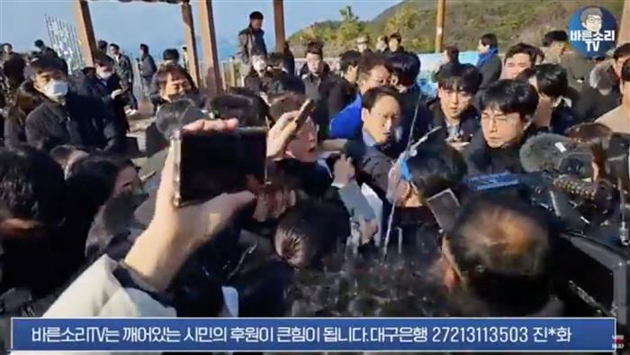 South Korea opposition leader stabbed in neck by autograph-seeker, incident caught on camera