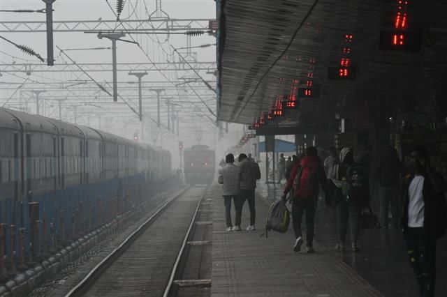 Flights cancelled, trains delayed due to fog as cold wave sweeps North India