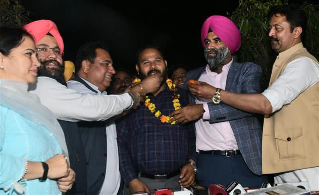Chandigarh AAP’s leader of opposition Damanpreet Singh accuses former mayor of trying to woo him to join BJP