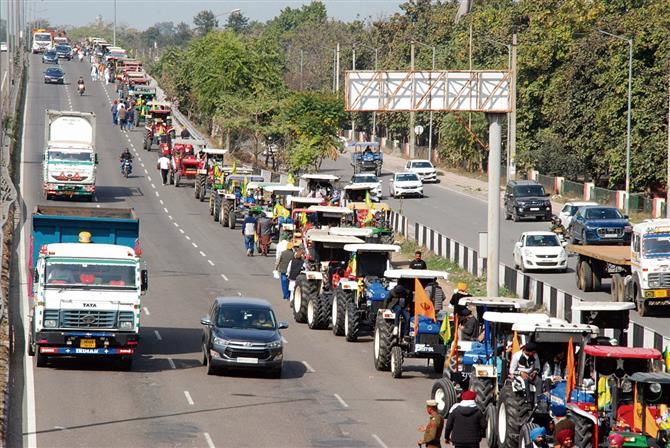 Farmers take out tractor rally  in Karnal, Kaithal; stage dharna
