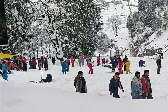White Manali draws tourists in droves, rush at Solang too