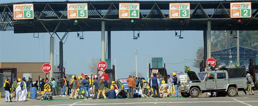Farmers make Ladhowal toll plaza free for two days