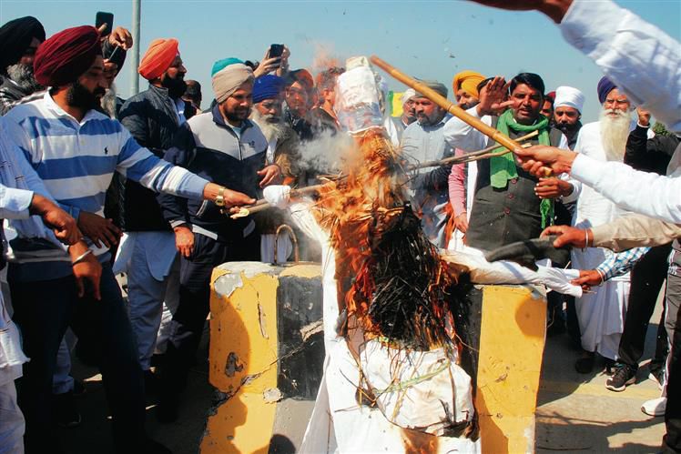 Farmers' agitation: Effigies of PM Narendra Modi, Haryana CM ML Khattar burnt in Palwal