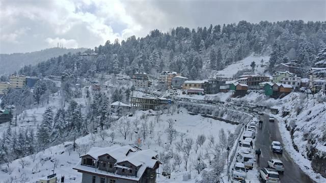 Snowfall, rains continue in Himachal; 4 NH among 645 roads closed