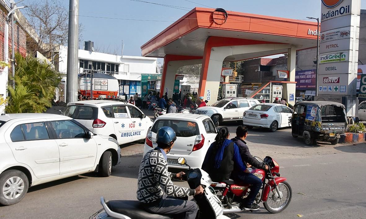 Panic buying as dealers not to purchase fuel in Punjab today