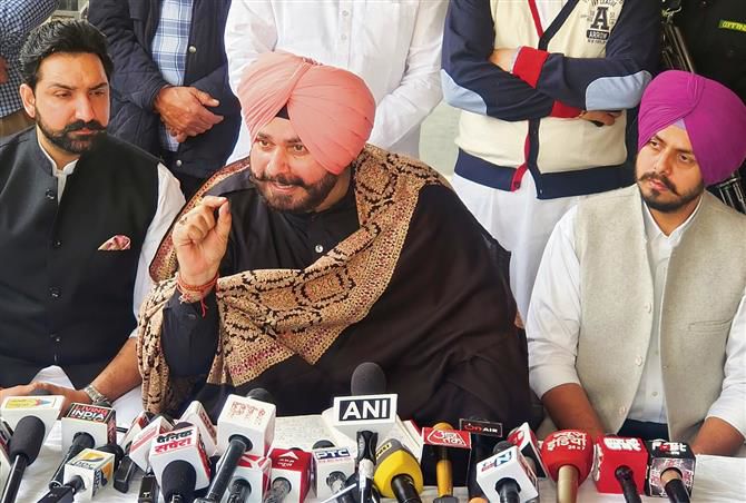 Navjot Singh Sidhu backs farmers, criticises Centre’s agricultural policies