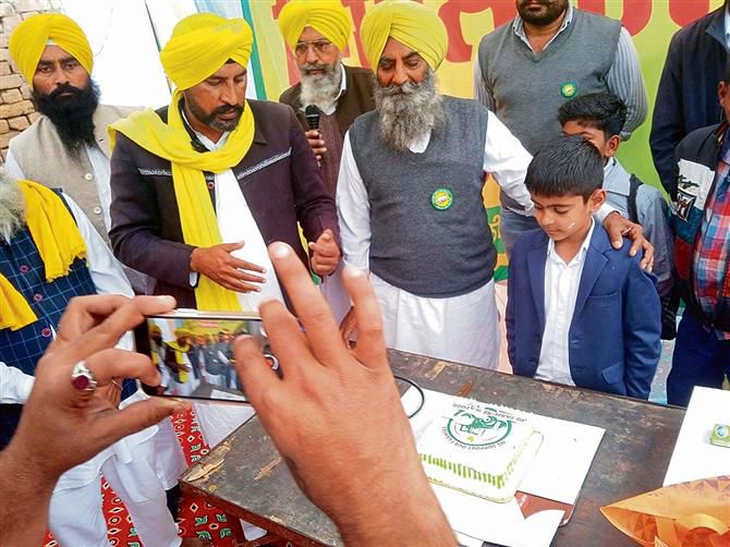 Farmer celebrates son’s birthday at protest site near Sunil Jakhar’s house in Abohar
