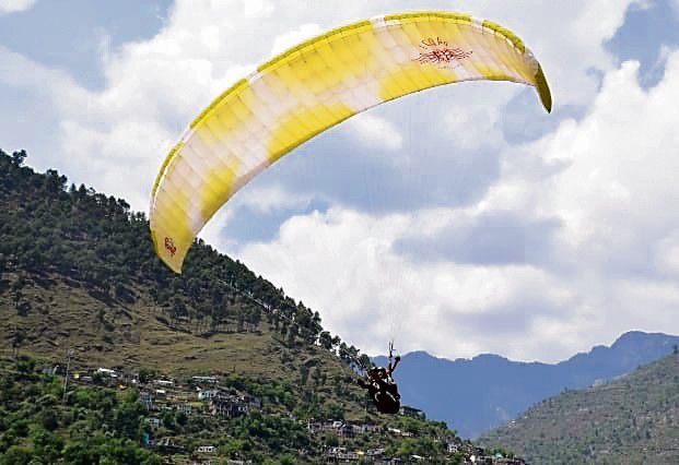 Woman paraglider dies in Kullu as harness gives way