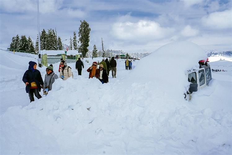 Gulmarg avalanche that killed 1  was ‘triggered by skiers’