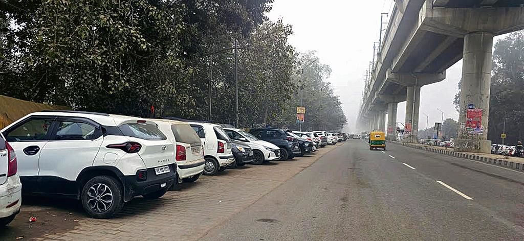 No space in Bahadurgarh Metro parking lot, cars parked on road getting stolen