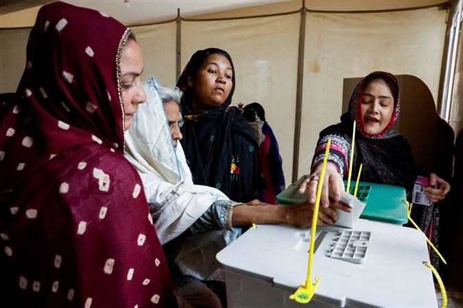 5 killed in militant attacks as Pakistan votes to elect new government