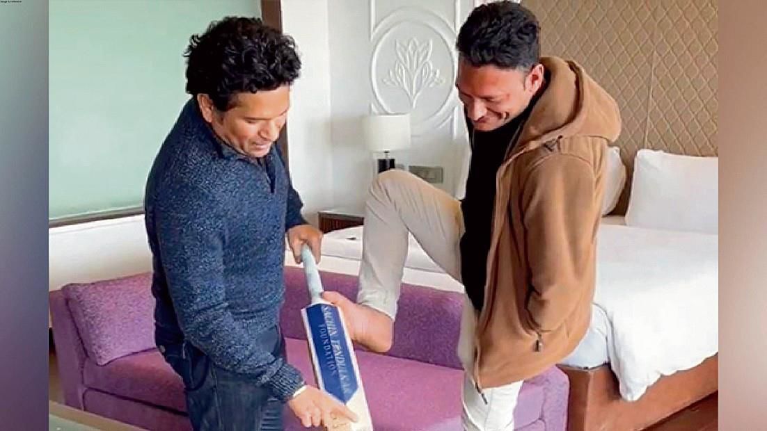 Lone hero, man who bats with his chin, gets audience with Sachin Tendulkar... and a special gift