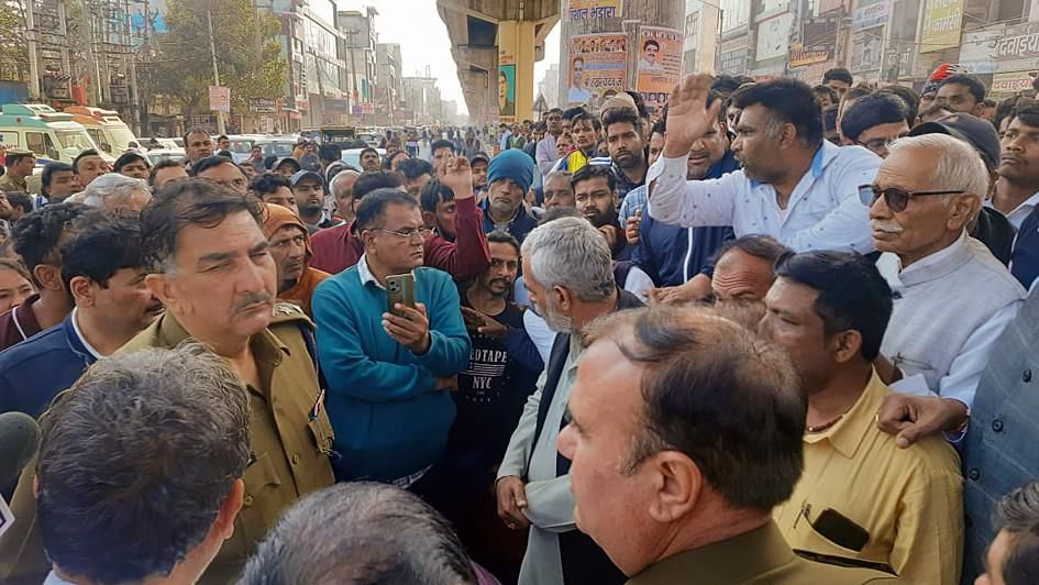 INLD workers block road, seek arrest of Nafe Singh Rathi’s killers