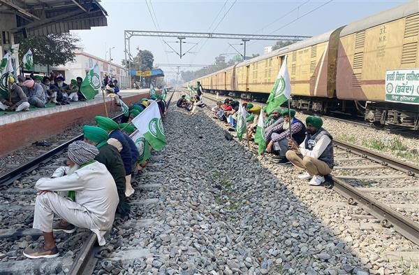 Farmers block rail tracks for three hours in Jagraon