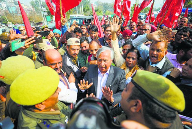 Protest in support of farmers stalled in J&K