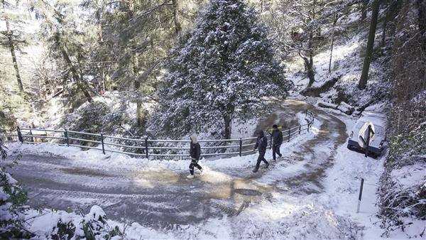MeT issues orange alert of heavy snowfall across Himachal, over 4 national highways among 500 roads closed
