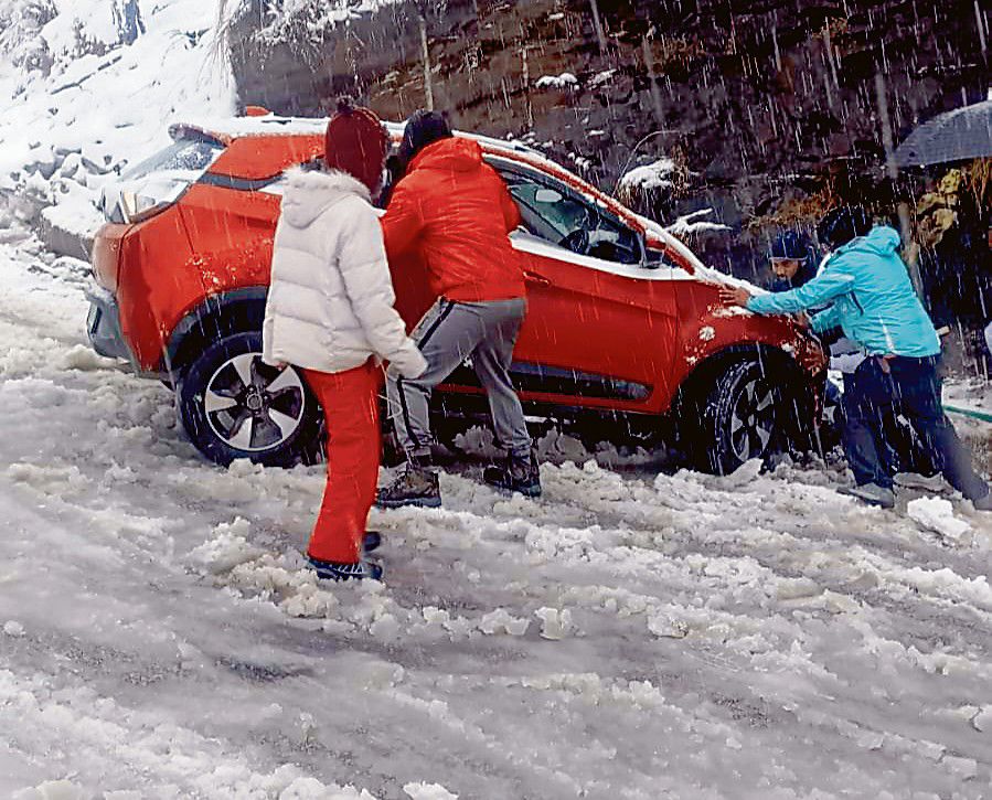 Snow hits life in Pangi valley